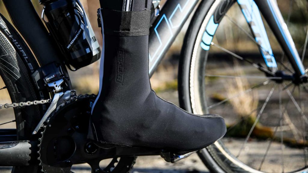 Ein Überschuh schützt die Füße beim Radfahren vor Nässe und Kälte