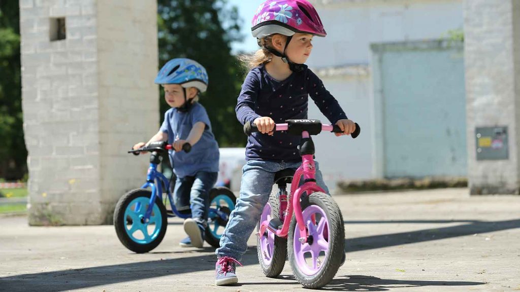 Kleinere Kinder können mit dem Laufrad erste Fahrten wagen.