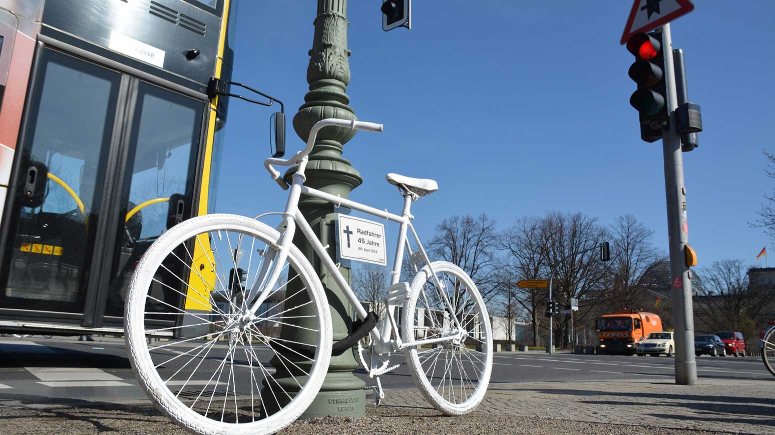 Ride of Silence: In vielen Städten erinnern weiße Geisterräder an getötete Radfahrer. Foto: ADFC Bonn