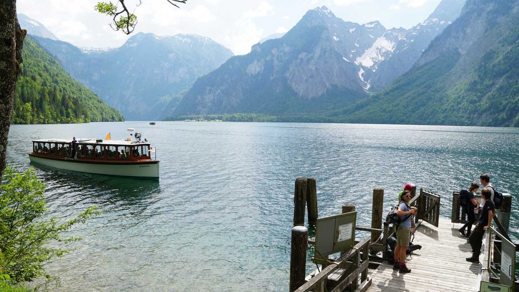 Elektro-Power am Königssee: Das Ausflugsschiff für Touristen nähert sich lautlos der Bedarfshaltestelle Kessel für Wanderer und Bergsteiger.