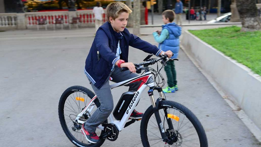 Jugendlicher auf einem Pedelec. E-Bikes werden auch bei jungen Menschen populärer.