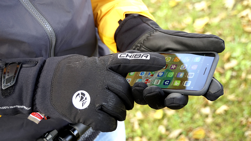 Moderne Handschuhe halten warm und lassen Dich auch Dein Smartphone bedienen.