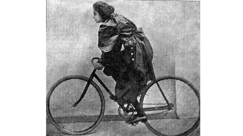 Französische Radrennfahrerin mit dem Künstlernamen „Mademoiselle Serpolette“ (1899)