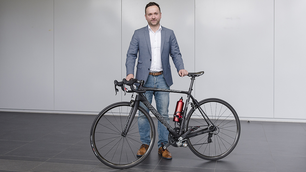 Dennis Freiburg mit seinem mutmaßlichen Weltrekord-E-Bike.