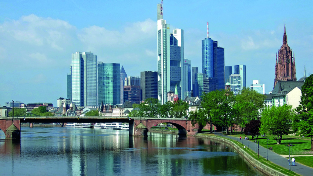Mit dem E-Bike am Main entlang: Die Skyline der Weltmetropole Frankfurt