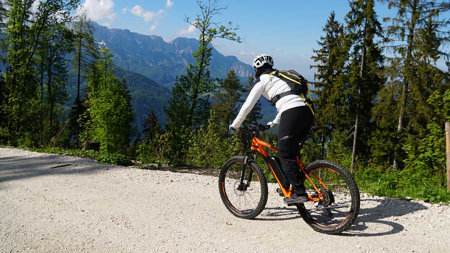 Unser zweites Rad auf der Berchtesgaden Tour: ein Hardtail von Fischer Bikes, mit breiten Plus-Reifen von Schwalbe, Bafang Heckmotor und für uns praktischem Ständer. Preis: 1499 Euro