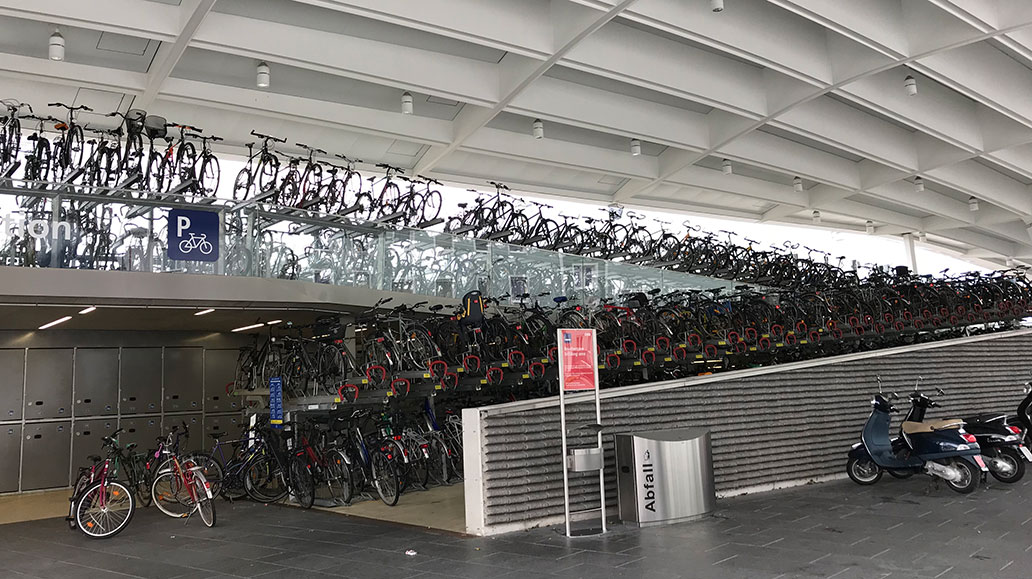 Beeindruckend: 600 Stellplätze bietet dieser Fahrradparkplatz am Salzburger Hbf.