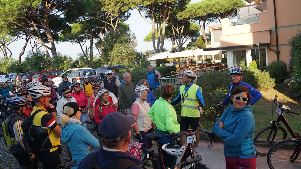 Start zur Tour nach Pisa, erste Ansprache des Guides Jean Claude