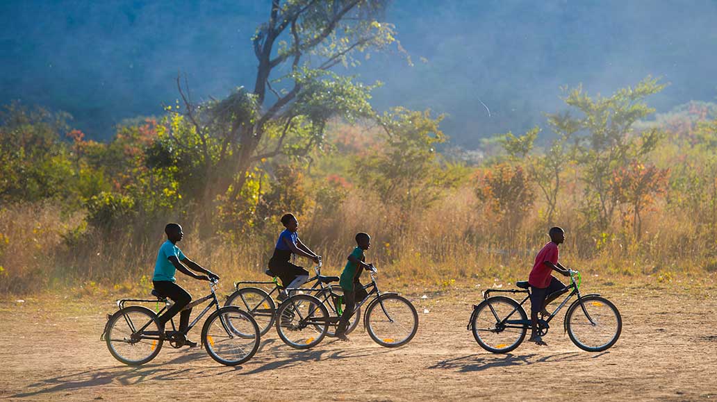 Fahrräder sorgen in manchen Gegenden dafür, dass Kinder überhaupt Zugang zu Bildung haben.