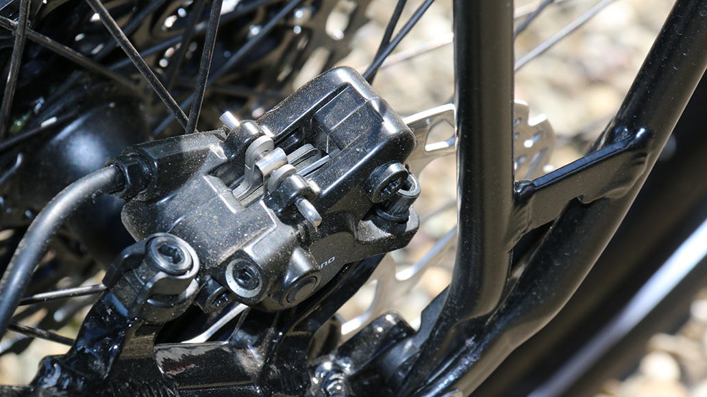 Ein Blick auf Teile wie Bremsen oder Kassette lohnt sich: Anhand des Verschleißes können erfahrene Radfahrer abschätzen, ob die Kilometerangaben realistisch sind.